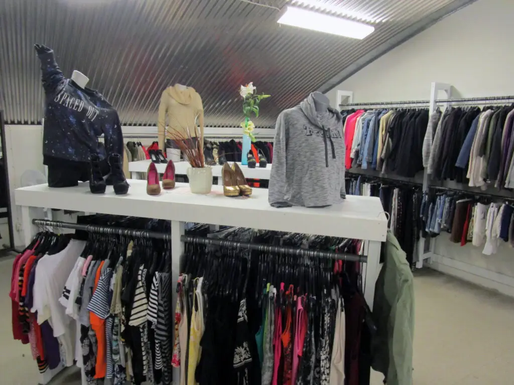 begagnade kläder på gengåvan second hand i karlstad